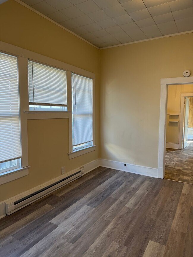 Building Photo - 557 1/2 Merrick St.