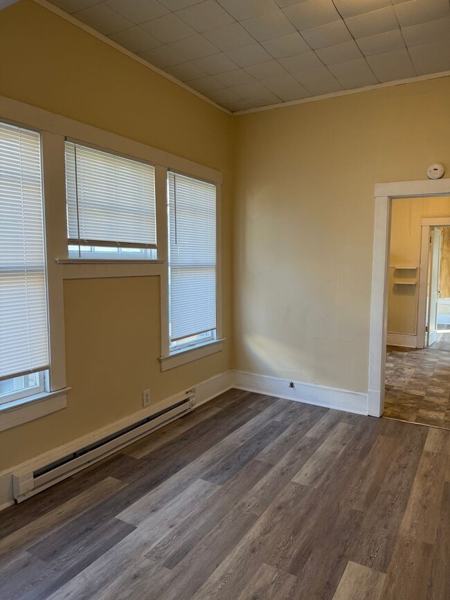 Building Photo - Historic Highland Charm – Beautifully Refurbished Upstairs Unit for Lease