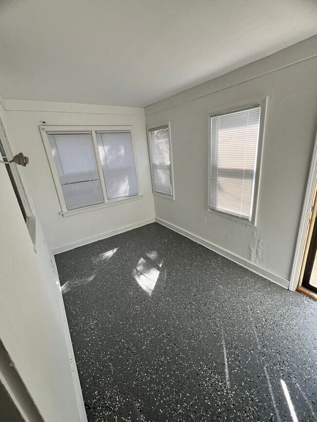 Building Photo - 3 Bedroom Home with 1.5 Bathrooms