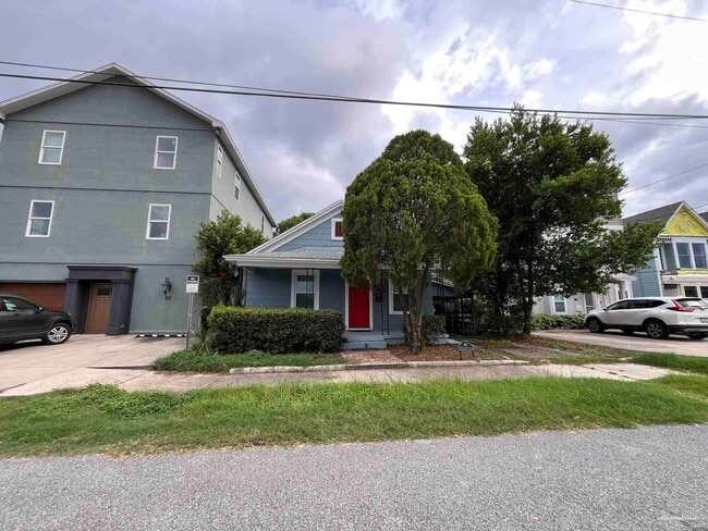 Building Photo - 821 E de Leon St