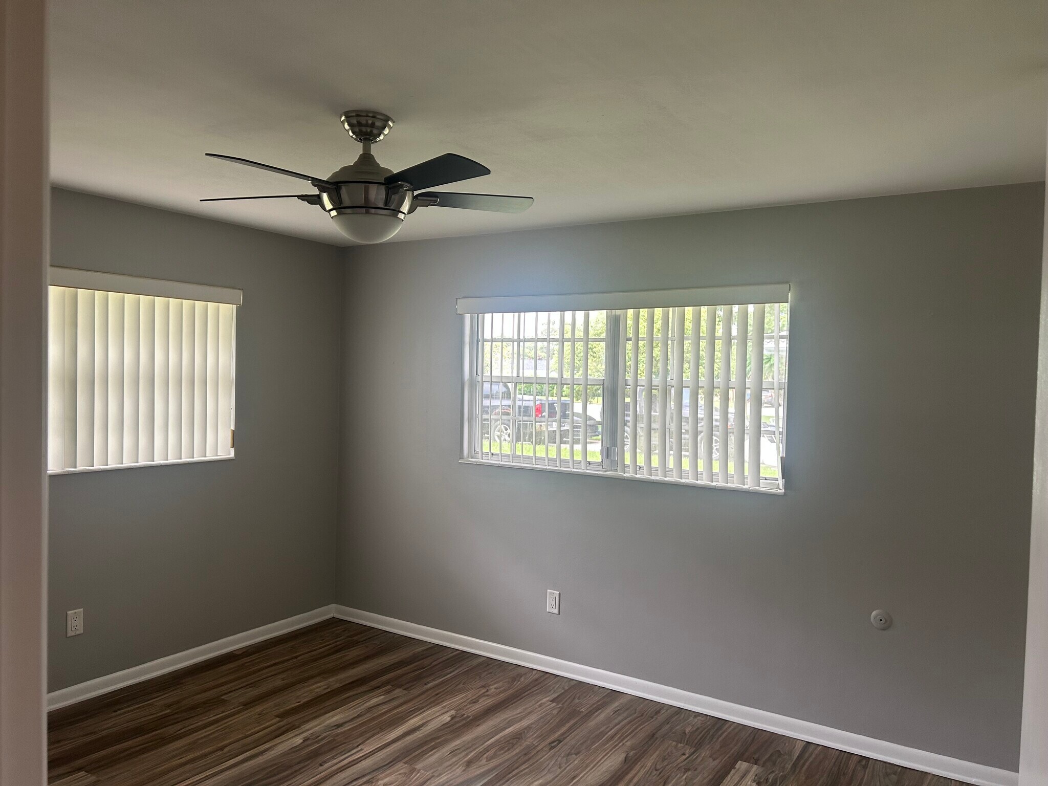 Building Photo - 2450 Mineola Dr N