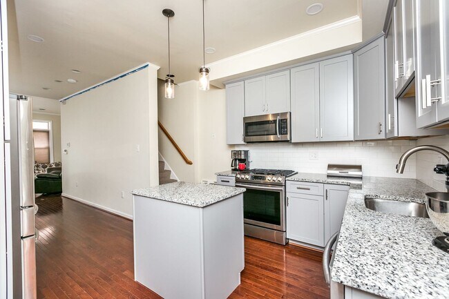 Building Photo - Stylish End-of-Group 2 bd 2.5bth Home in P...