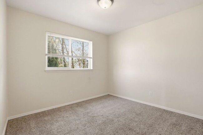 Building Photo - 820 N Siony