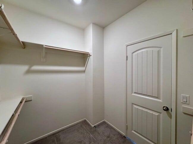 Building Photo - Spacious 3 Bedroom, 2.5 Bathroom Townhome ...
