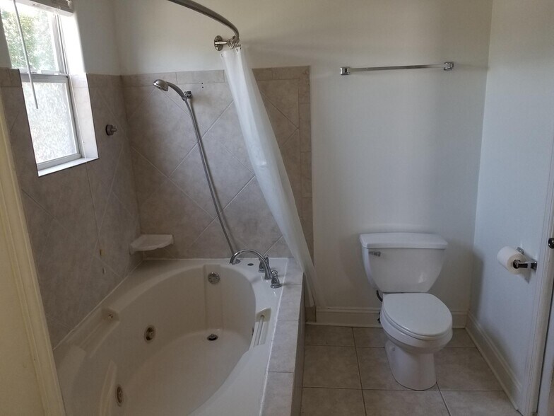 Bath - 1025 General Taylor St