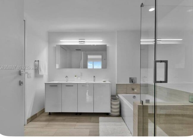 Building Photo - 1300 Brickell Bay Dr