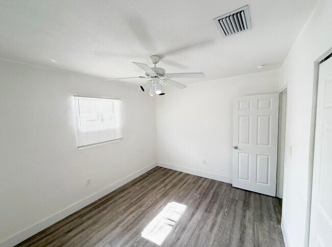 Building Photo - 1135 NW 127th St