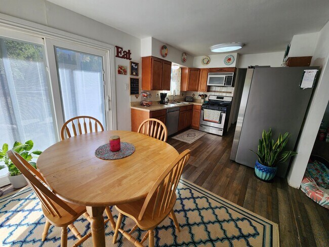 Building Photo - 605 Raemar Dr