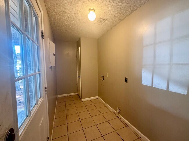 Building Photo - 1008 Daybreak Dr