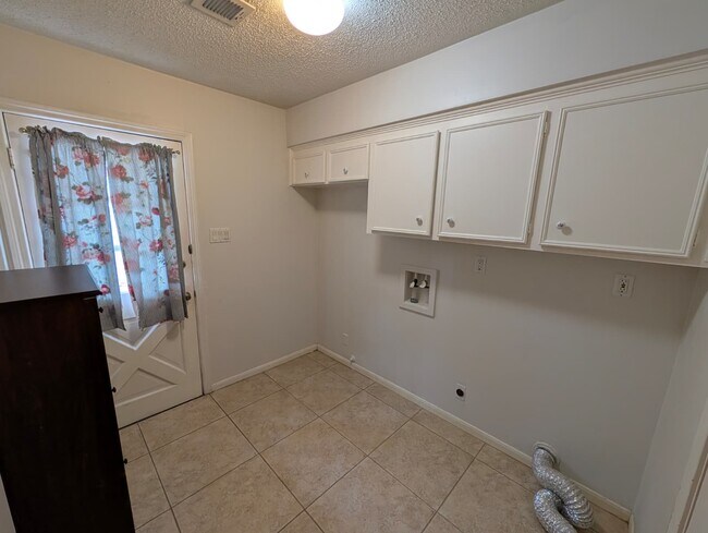 Building Photo - 11807 Highgrove Dr