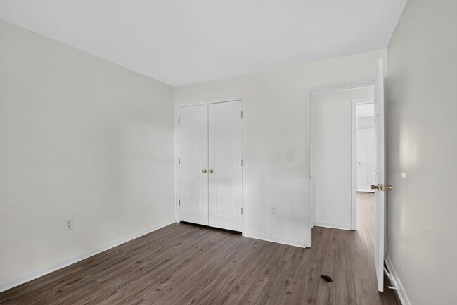 Building Photo - Available 3 Bedroom 1.5 bath Townhouse in Fredericksburg, Stafford County