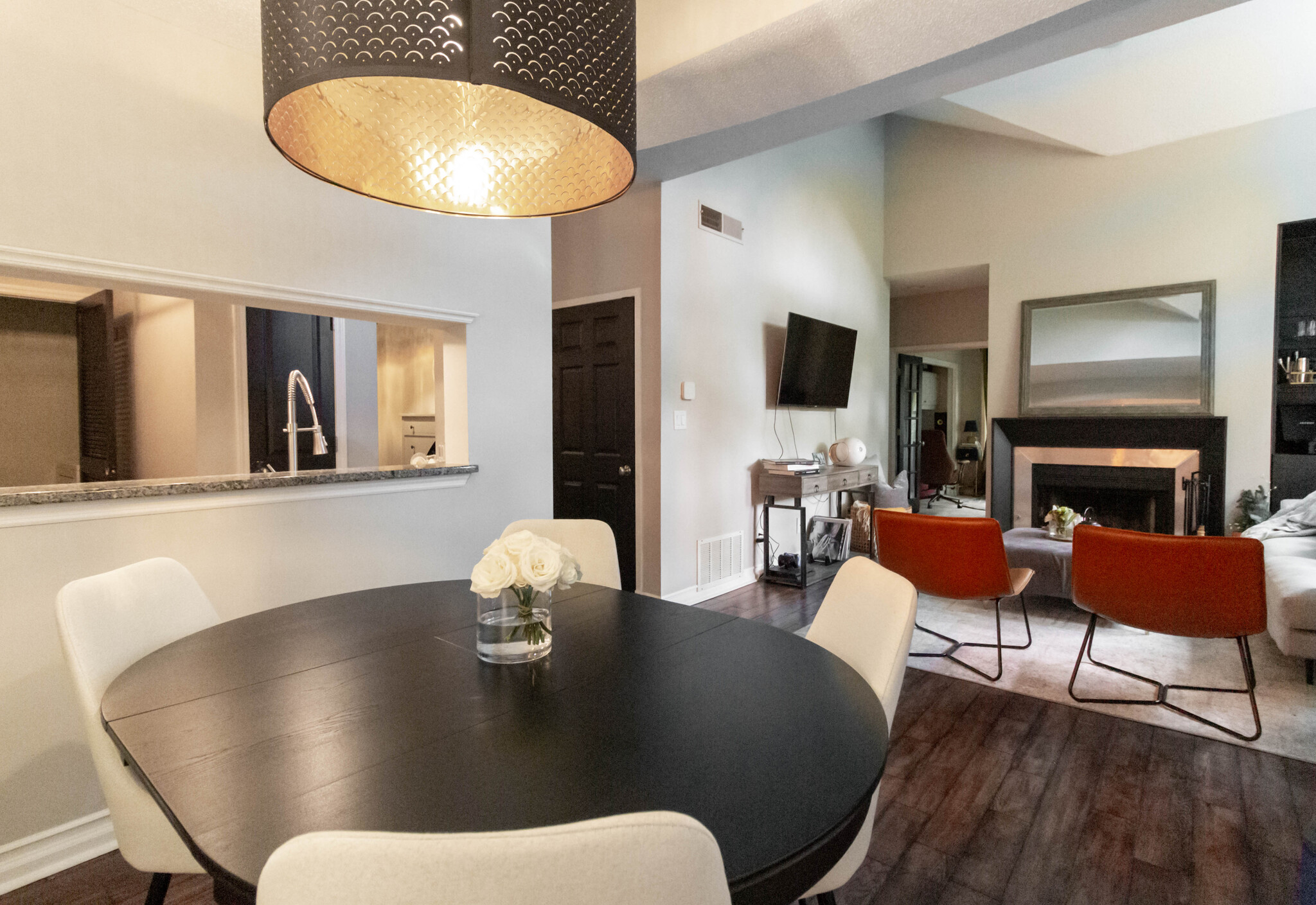 Dininig room - 240 Renaissance Pkwy NE