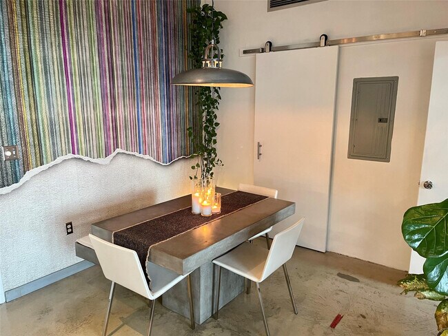 Building Photo - 444 N E St