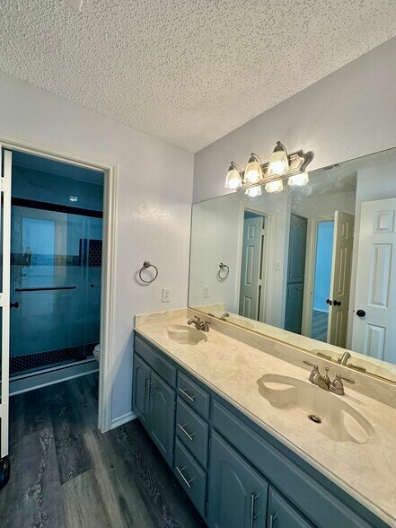 Building Photo - 1301 Royal Palm Ln