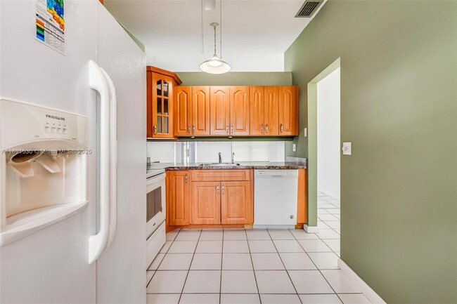 Building Photo - 5442 Lakewood Cir S