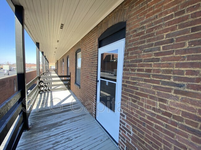 Building Photo - 5 Center Square