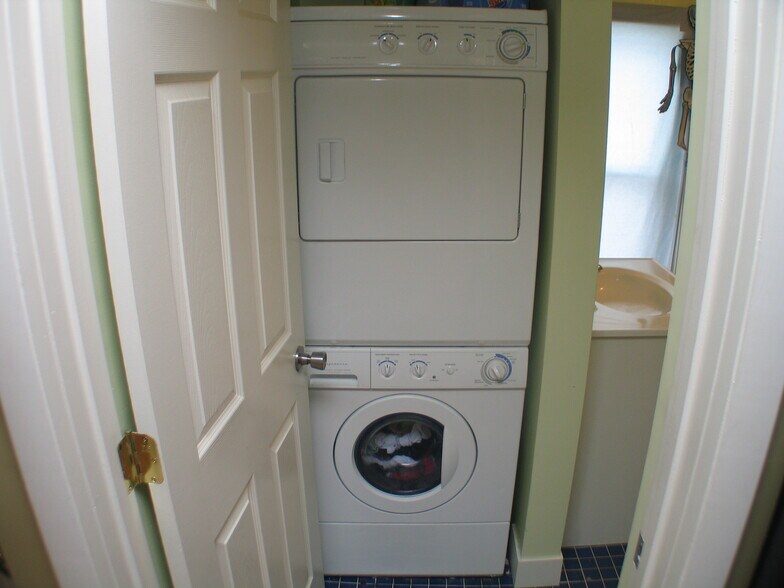 Building Photo - 737 Village St