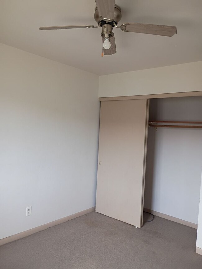 Building Photo - Just Listed  2 bed 1 bath in Kenosha!