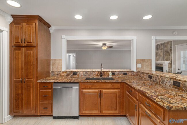 Building Photo - 820 Tannahill Dr SE