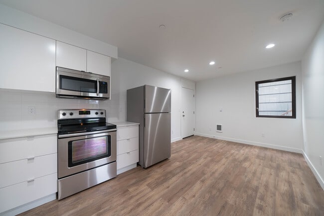 Building Photo - 2311 SE 11th Ave