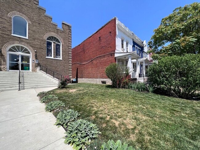 Building Photo - 625 Park Rd NW