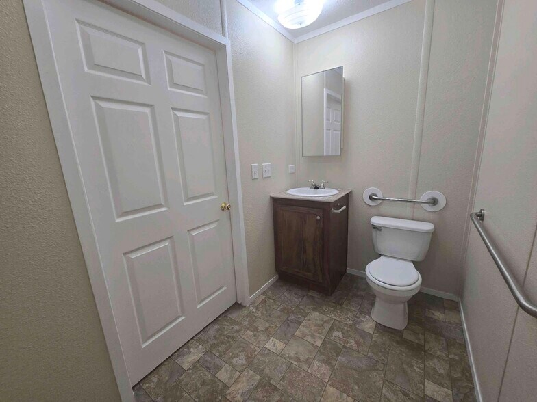 Building Photo - 709 N Collins Fwy