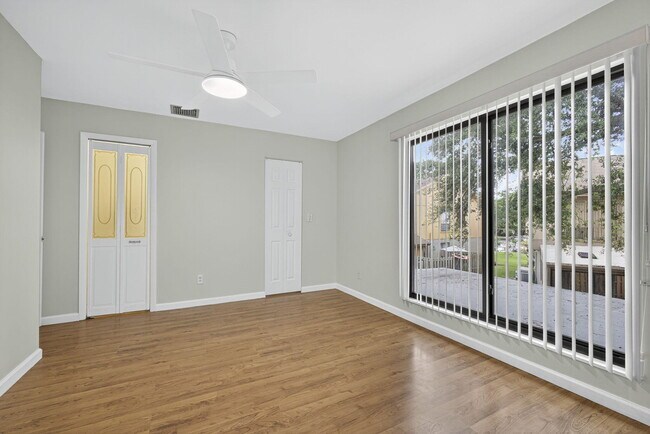 Building Photo - 323 Sandtree Dr