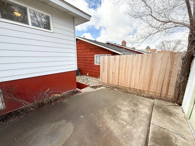 Building Photo - 3 Bedroom, 1.5 Bath House in Pacific Terrace neighborhood