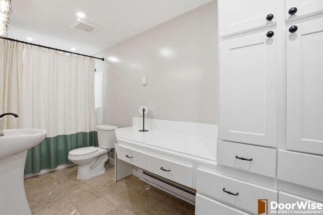 Building Photo - Charming 4-Bed Newberg Home!