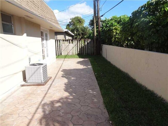 Building Photo - 6120 SW 48th Ct