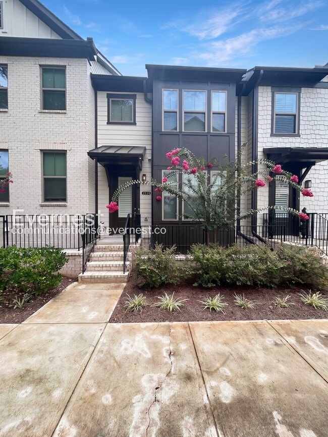 Building Photo - 3 Bed/3.5 Bath Town Home with Garage / Pet-Friendly / Coming Soon!