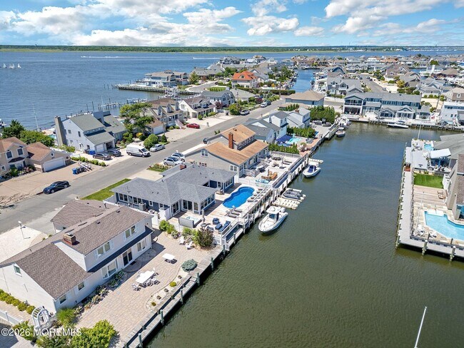 Building Photo - 347 Bay Ln