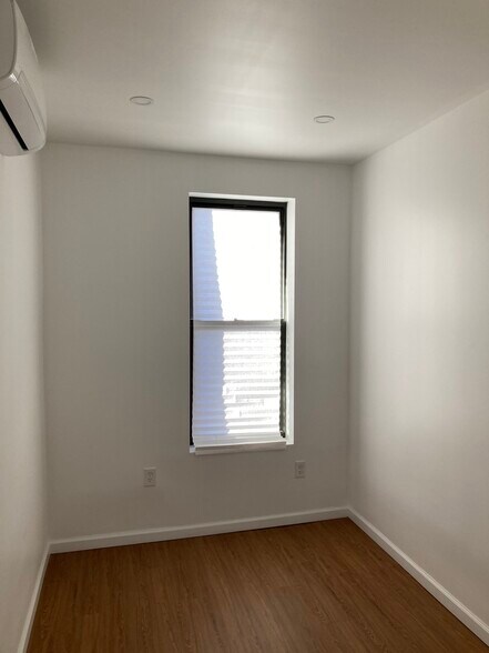 Building Photo - 859 E 164th St