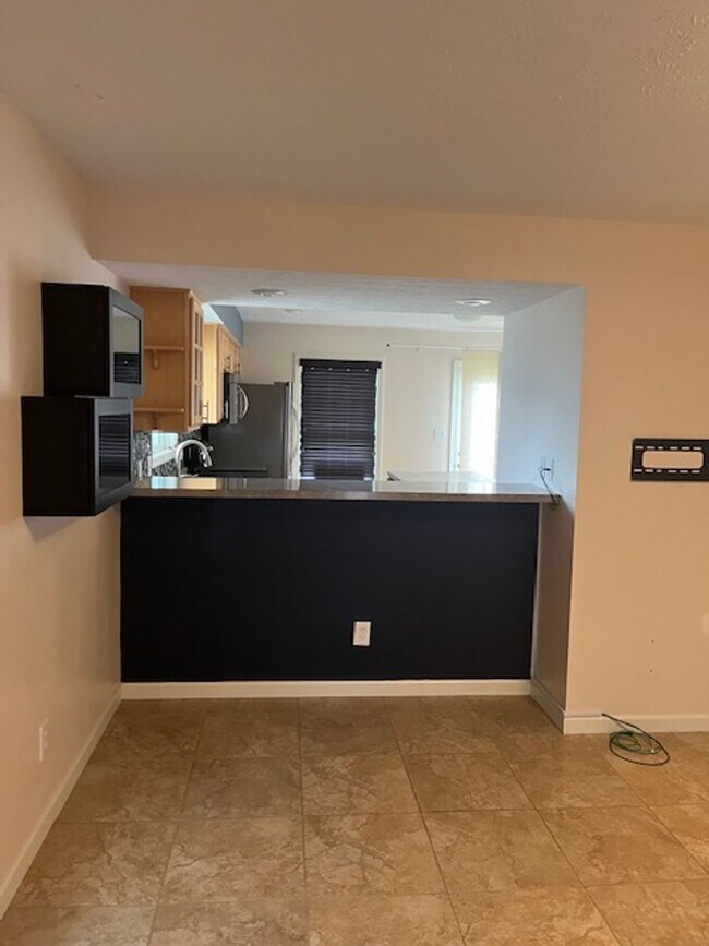 Building Photo - Modern Townhome with Finished Basement & G...