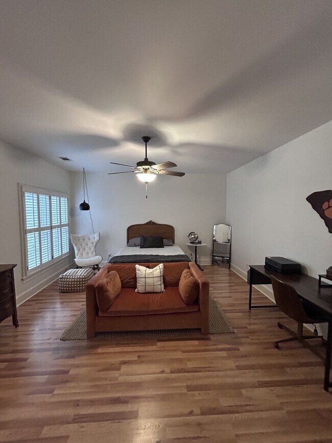 Building Photo - 212 Village Walk Ln