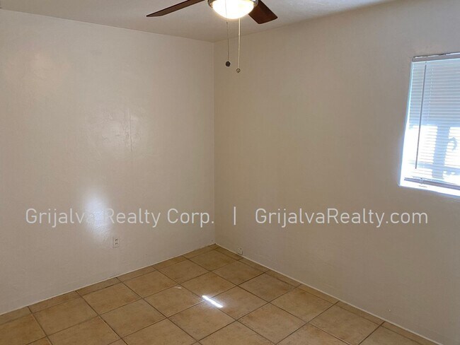 Building Photo - 4525 E 17th St