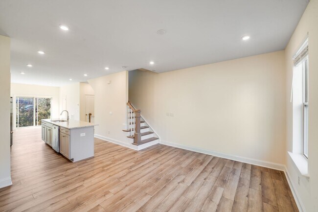 Building Photo - 2BR Townhome w/ 2 En-Suite Baths + Garage in 28208