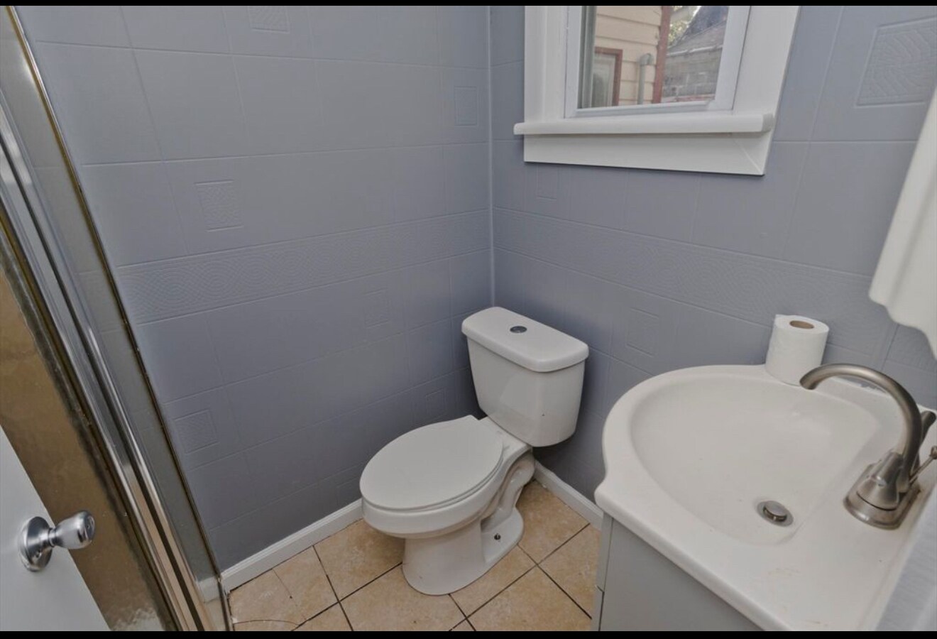 Building Photo - 130 Bowles St