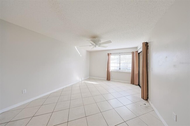 Building Photo - 611 Lively Dr