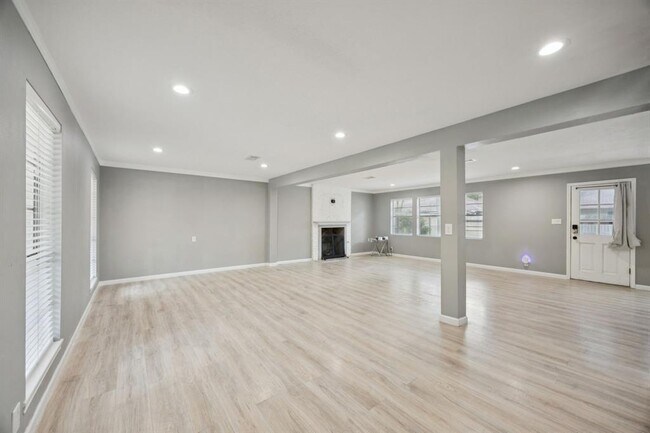 Building Photo - 553 Cane River Ln