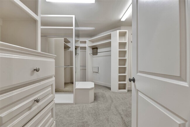 Building Photo - 4631 Regent Manor Dr