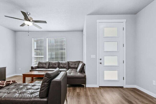 Building Photo - 401 N Tessa Ave