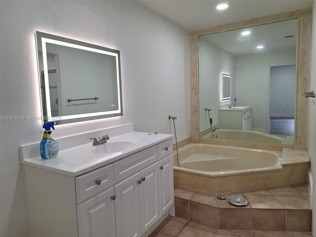 Building Photo - 3512 Estepona Ave