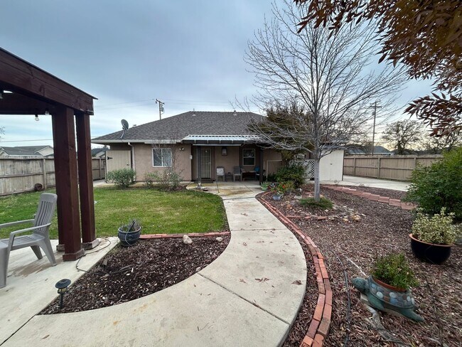 Building Photo - Comfortable 3-Bedroom Home in Gated Cottonwood Community