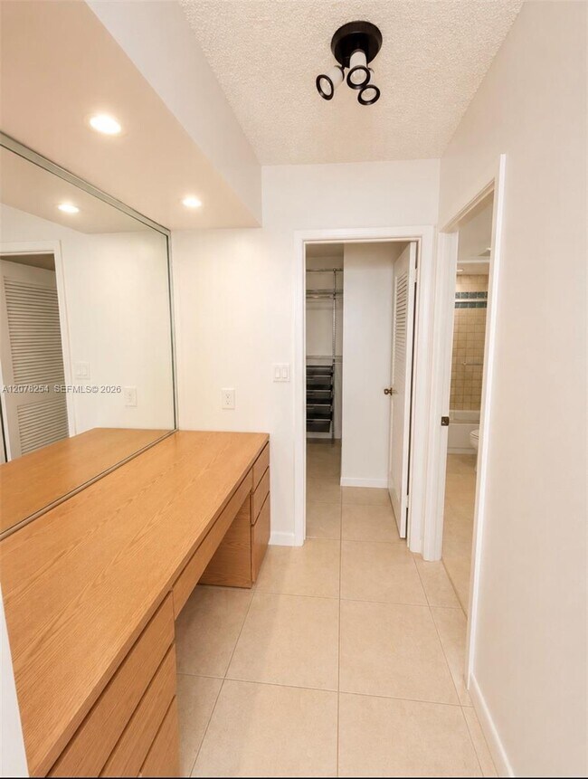 Building Photo - 2500 Parkview Dr