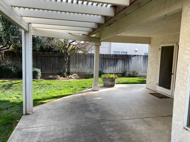 Building Photo - 4 bedroom with a 3 car garage!