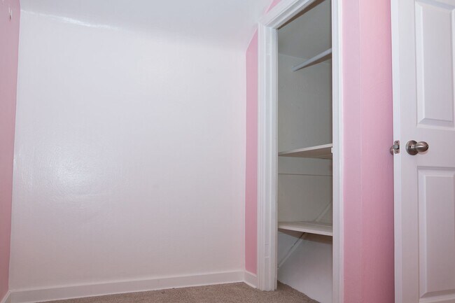 Building Photo - AVAILABLE JULY 1ST!! DON'T MISS this FANTASTIC home in a PRIME LOCATION!