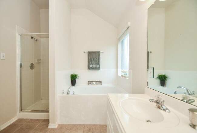Building Photo - 128 Emerald Loch Ln