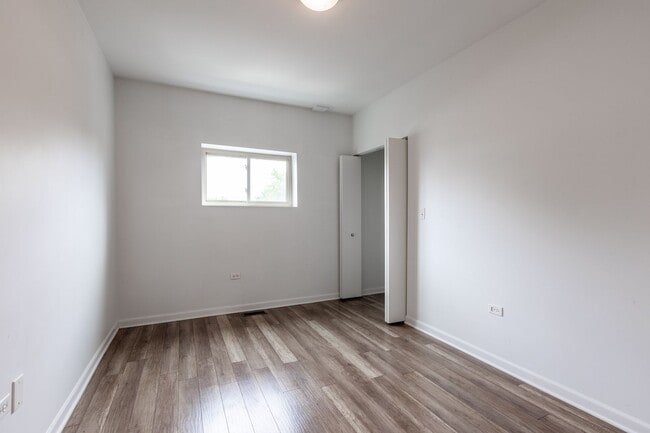 Building Photo - Spacious 3 Bed 2 Bath Duplex Up, In unit W/D in Humboldt Park!