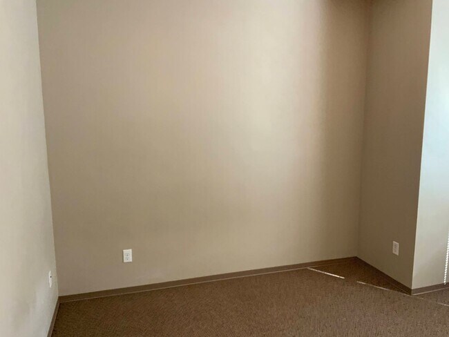 Building Photo - 3 Bedroom, 2.5 Bathroom Close to UO Campus